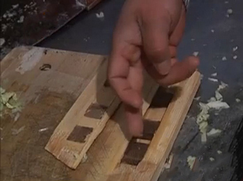 李先生購買的竹菜板內竟是膠木